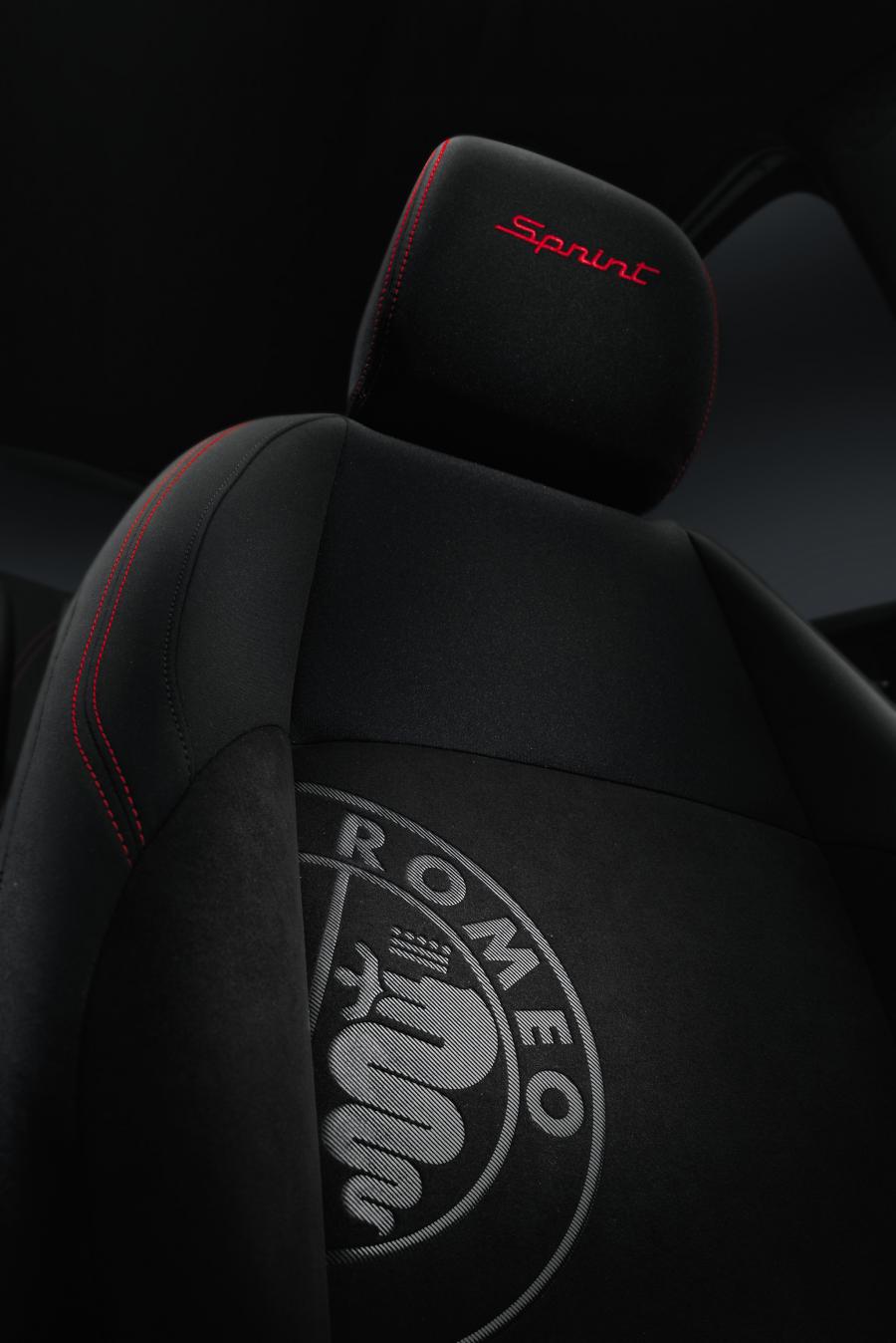 Детали интерьера Alfa Romeo Giulietta Sprint 2014 года  (фото 15 из 70)